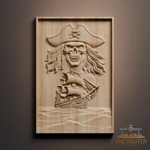 Op de afbeelding: Houten wandkunst met piratenthema. Het ontwerp toont een schedel met een piratenhoed met een doodshoofd en gekruiste botten, lang haar en een schip dat op zee vaart. Het kunstwerk is ingelijst en heeft een natuurlijke houtkleur.