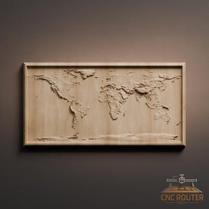 Può includere: Una mappa del mondo in legno con un rilievo dettagliato di continenti e oceani. La mappa è incorniciata e montata su una parete marrone. Il logo CNC Router Ideas si trova nell'angolo in basso a destra.