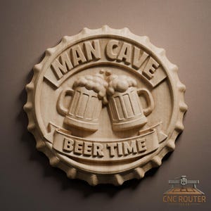 Könnte beinhalten: Holzschild mit den Worten "MAN CAVE" und "BEER TIME" in einem Kronkorken-Design geschnitzt. Zwei Bierkrüge sind in der Mitte abgebildet. Das Schild ist aus hellem Holz gefertigt.