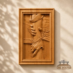 Könnte beinhalten: Ein rechteckiges Wandbild aus Holz mit einem Relief, das zwei ineinandergreifende Hände und einen darüber liegenden Cowboyhut zeigt. Das Kunstwerk ist in einen passenden Holzrahmen gefasst und enthält unten den Text CNC ROUTER IDEAS.