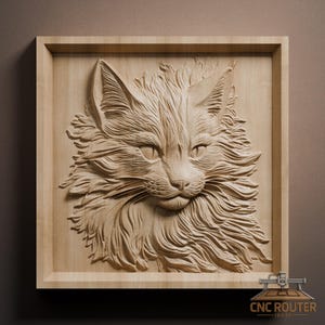 Könnte beinhalten: Ein Holzreliefschnitzerei eines Katzenkopfes, gesetzt in einem quadratischen Rahmen. Das Fell der Katze ist mit fließenden Linien detailliert, und ihre Augen sind sichtbar. Das Stück ist aus hellem Holz gefertigt, das die natürliche Maserung zeigt.