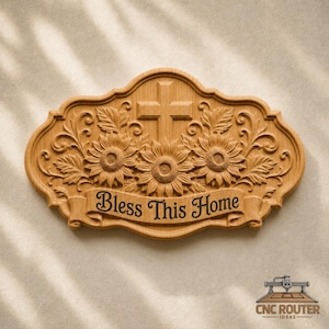 Op de afbeelding: Een lichtbruine houten wandplaat met een uitgesneden kruis, drie zonnebloemen en bladvormige krullen. Een banner onderaan bevat de tekst Bless This Home in een donker, elegant lettertype. De plaat heeft een decoratieve, geschulpte rand.