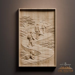 Può includere: Opera d'arte da parete in legno raffigurante un viaggio della vita. L'opera mostra un bambino che gattona, un bambino con uno zaino e adulti che percorrono un sentiero tortuoso verso un'alba. Il pezzo è scolpito in legno chiaro.