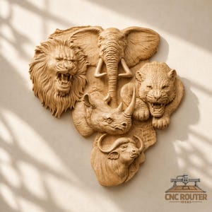 Pode incluir: Uma escultura de parede em madeira castanho-claro com a forma do continente africano, apresentando relevos detalhados de um leão, elefante, rinoceronte, leopardo e búfalo. O texto CNC ROUTER IDEAS aparece no canto inferior direito.