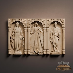 Puede incluir: Un relieve de madera que presenta tres figuras religiosas dentro de marcos arqueados. Las figuras están talladas con detalle, con túnicas fluidas y expresiones serenas. El diseño es simétrico y la madera tiene un color claro natural.