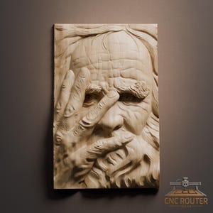 Puede incluir: Talla en relieve de madera de un anciano con barba y pelo largos, cubriéndose parcialmente la cara con la mano. La talla tiene forma rectangular y está hecha de madera clara. La imagen tiene un fondo marrón.
