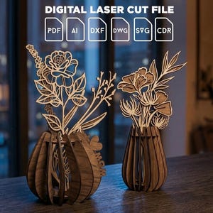 Puede incluir: Dos jarrones de madera cortados con láser con diseños florales. Los jarrones son marrones y tienen una construcción única en capas. Las flores están intrincadamente cortadas y añaden un toque delicado. El texto "DIGITAL LASER CUT FILE" está en la parte superior.