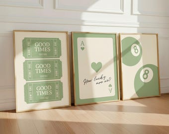 Juego de 3 impresiones de pared "Qué suerte tenemos", color verde salvia, con carta de as, boleto "Buenos tiempos" e impresión de bola 8 (descarga digital)