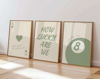 Juego de 3 impresiones de arte mural "Qué suerte tenemos", color verde salvia, con una carta de as y una bola 8 (descarga digital)