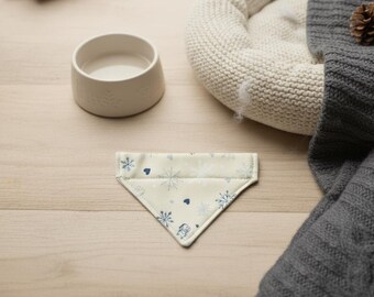 Kleine blauwe crèmekleurige GOTS kattenbandana van biologisch katoen: wintersneeuwvlokkraagaccessoire