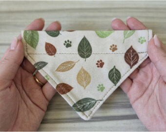 Kleine katoenen slip-on kattenbandana: biologische halsdoek herfstbladeren pootafdruk