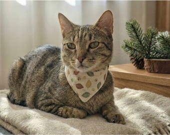 Kattenbandana met herfstbladeren en pootafdruk: kleine halsketting van biologisch katoen met instapkraag