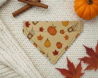 Kleine crèmekleurige katoenen kattenbandana: oranje pompoenkruid over kraag huisdieraccessoire