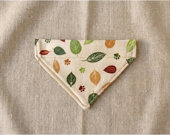 Kleine kattenbandana van biologisch katoen: instapkraag met herfstbladeren en pootafdruk