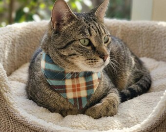 Kattenbandana met geruit ruitpatroon: biologisch katoenen huisdieraccessoire over kraag