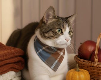 Bruinblauwe geruite biologisch katoenen kattenbandana: huisdieraccessoire over de kraag