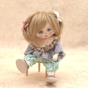 OOAK Miniatur Kunstpuppe 13 cm, handbemalt, beweglich, blondes Haar, Zöpfe, mintfarbene Hose, graues Kleid, Spitzenkragen, Lederschuhe, COA