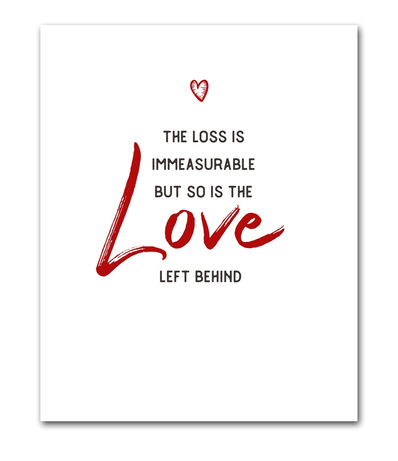 K&ouml;nnte beinhalten: Eine wei&szlig;e Karte mit dem Text "THE LOSS IS IMMEASURABLE BUT SO IS THE LOVE LEFT BEHIND" in roter Schrift. Oben befindet sich ein kleines rotes Herz.