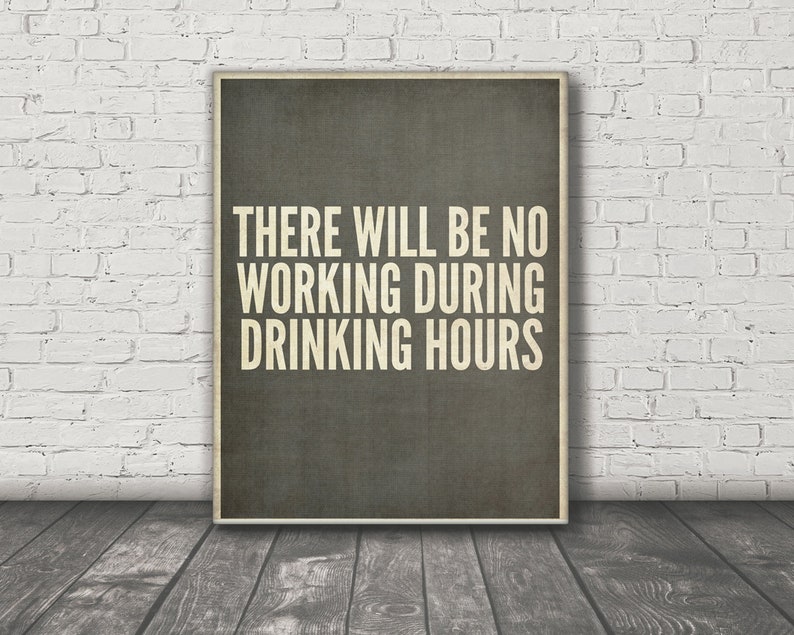 以下が含まれることがあります： 「THERE WILL BE NO WORKING DURING DRINKING HOURS」という白い文字が書かれた茶色のポスターです。