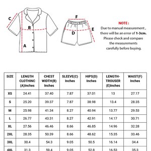 K&ouml;nnte beinhalten: Diagramm eines kurzen Schlafanzug-Sets mit Ma&szlig;en in Zoll. Das Set beinhaltet ein Hemd mit Kn&ouml;pfen und Shorts. Das Bild enth&auml;lt auch eine Gr&ouml;&szlig;entabelle mit Ma&szlig;en f&uuml;r L&auml;nge, Brustweite, &Auml;rmel, H&uuml;fte, Hosenl&auml;nge und Taille.
