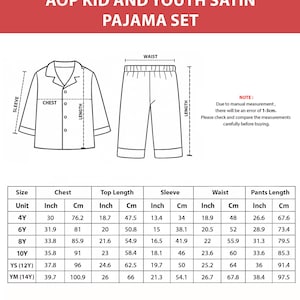 K&ouml;nnte beinhalten: Diagramm eines Satin-Schlafanzugs f&uuml;r Kinder und Jugendliche, einschlie&szlig;lich eines Hemds mit Kn&ouml;pfen und einer Hose. Ma&szlig;e sind in Zoll und Zentimetern f&uuml;r Brust, Oberteill&auml;nge, &Auml;rmel, Taille und Hosenl&auml;nge angegeben. Der Text "AOP KID AND YOUTH SATIN PAJAMA SET" befindet sich oben.