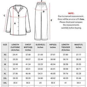 K&ouml;nnte beinhalten: Diagramm eines Pyjama-Sets mit Ma&szlig;en in Zoll. Das Set beinhaltet ein Hemd mit Kn&ouml;pfen und eine Hose. Ma&szlig;e f&uuml;r L&auml;nge, Brustweite, &Auml;rmel, H&uuml;fte und Taille sind f&uuml;r die Gr&ouml;&szlig;en XS bis 5XL angegeben. Hinweis: 1-3cm Messfehler.