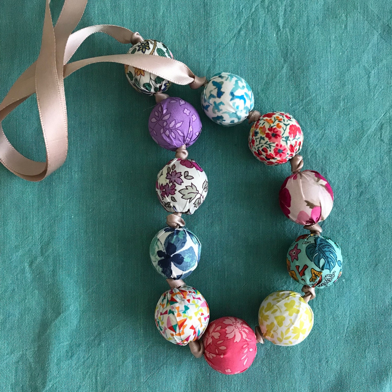 бусы из ткани. тряпичные бусы. текстильные бусы. текстильные украшения. бусины из ткани.