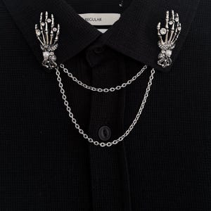 Broszka z motywem szkieletowej dłoni – gotycka przypinka z podwójnym łańcuszkiem, biżuteria z motywem szkieletu na Halloween