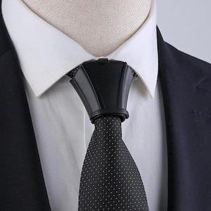 Elegant Tie Knot Cover: Unique Suit Accessory