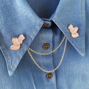 Elegante broche de cadena floral para cuello: broche de pétalos blancos con doble cadena dorada. Clip desmontable para cuello de camisa. Joyas para mujer.