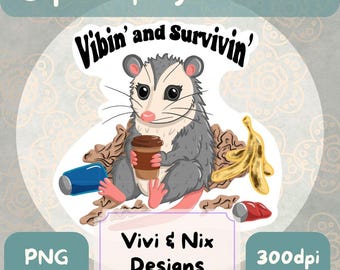Puede incluir: Adhesivo digital con un dibujo de una zarigüeya sosteniendo una taza de café, con el texto "Vibin' and Survivin'". La zarigüeya está rodeada de basura, incluyendo una cáscara de plátano y una lata. El adhesivo también incluye el texto "Vivi & Nix Designs" y "PNG".