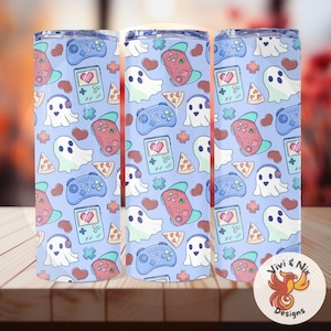 Op de afbeelding: Een lichtblauwe beker met een patroon van witte geesten, rode en blauwe gamecontrollers, pizzapunten, harten en retro handheld gameconsoles. De beker heeft een zilveren deksel en is ontworpen voor koude dranken.