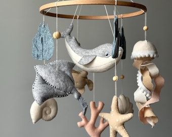 Móvil de ballena azul para guardería de bebé: juguete náutico colgante hecho a mano, regalo para baby shower