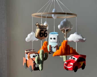 Giostrina per culla di Saetta McQueen, giostrina per culla di Cars con Cricchetto e Guido, decorazione per cameretta a tema Piston Cup, regalo per baby shower a tema Cars