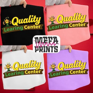 Könnte beinhalten: Vier Tragetaschen in Schwarz, Rosa, Weiß und Lila, jeweils mit den gelben Worten "Quality Learning Center" und einer Baum- und Vogelhausgrafik. Die Taschen werden vor einem roten Hintergrund gehalten, mit einem "MEFA PRINTS"-Logo in der Mitte.
