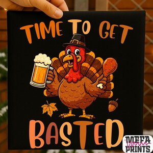 Puede incluir: Impresión en lienzo cuadrado negro con un pavo de dibujos animados con sombrero de peregrino, sosteniendo una cerveza y una baqueta. El texto "TIME TO GET BASTED" es naranja. También se incluye una bellota y una hoja.