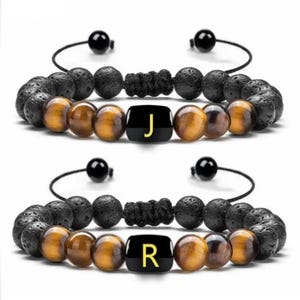 Pulsera para hombre con inicial de ojo de tigre, ajustable, con difusor de aceite esencial de piedra de lava, 26 cuentas con letras, pulseras curativas con piedras
