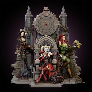 Puede incluir: Una estatua tridimensional, pintada a mano, de colección de tres personajes femeninos del universo DC Comics. Harley Quinn se sienta en un trono, Poison Ivy se para a la derecha y Catwoman a la izquierda. La estatua se coloca sobre un fondo de una torre del reloj.