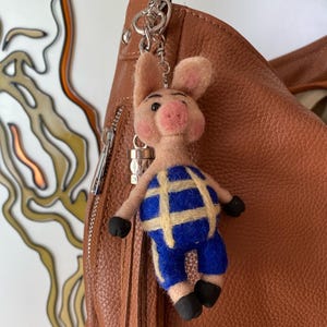 Handgemachte Nadel gefilzte Schwein Schlüsselanhänger, niedliche Wollschwein Figur in Overalls, Filz Tier Taschenanhänger, einzigartiges Geschenk für Schwein Liebhaber