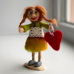 Handgemachte gefilzte Puppe mit Schuhen auf Holzbasis - einzigartige Wollfigurine für ein skurriles Wohndekor oder Geschenk