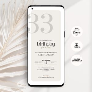 Könnte beinhalten: Ein Smartphone zeigt eine digitale Geburtstagseinladung. Die Einladung zeigt die Zahl "33" in großem, hellgrauem Schriftzug, mit den Worten "birthday party" in einer Schreibschrift. Datum, Uhrzeit und Ort sind ebenfalls angegeben.