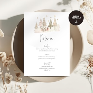 Puede incluir: Una tarjeta de menú digital con una ilustración de acuarela de árboles de Navidad y regalos. El menú incluye opciones de entrantes, plato principal y postre. La tarjeta está sobre un fondo blanco, en un plato beige.