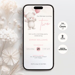 Puede incluir: Una pantalla de smartphone que muestra una plantilla de invitación de cumpleaños digital con un oso de peluche gris claro sosteniendo globos rosas. El texto dice Our little bear is turning two, Emma Williams, 21 de noviembre, 14:00 y RSVP.