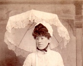 Foto de época de dama en hermoso vestido antiguo gabinete tarjeta blanca, tono Sepia fotografía, Foto de finales del siglo XIX de mujer, retrato