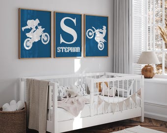 Arte de pared de motocicleta azul con nombre personalizado - Decoración de habitación infantil de 3 piezas - Impresiones digitales con temática de moto de carreras para dormitorio infantil y guardería - Arte azul