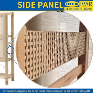 Può includere: Un pannello laterale in legno chiaro per una mensola IKEA IVAR. Il pannello presenta un design intrecciato ed è largo 50 cm. Il testo "SIDE PANEL" e "IVAR" sono visibili in alto.