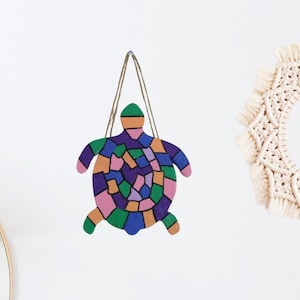 Całkowicie ręcznie wykonany, kolorowy ceramiczny żółw ścienny – dekoracja boho i pokoju dziecięcego