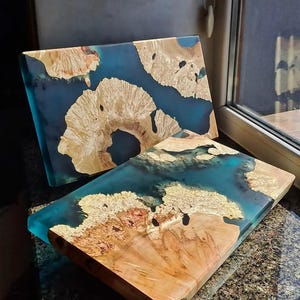 Planche de service en résine de ronce d&#39;érable | Planche à charcuterie époxy | Plateau fait main en bois et en résine | Cadeau pour plateau de fromages style océan