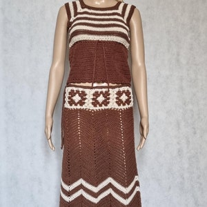 Könnte beinhalten: Ein braunes und weißes Häkelkleid mit einem gestreiften Oberteil und einem Rock mit Zickzackmuster.