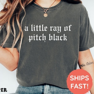 Koszulka Little Ray of Pitch Black, Koszulka Comfort Colors, Koszulka z grafiką w czarnym humorze, Odważny i zabawny prezent na Halloween, Pomysł na sarkastyczny prezent w stylu gotyckim